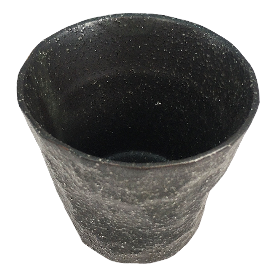 Teori Sake-Becher aus schwarzem Steingut, 9,2 x 8,2 cm